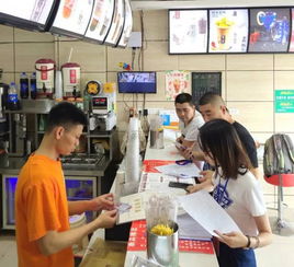 保障網(wǎng)絡(luò)餐飲服務(wù)食品安全，我們?cè)谛袆?dòng)